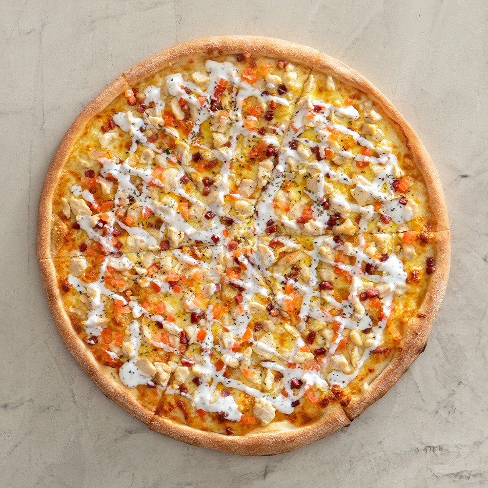 NY Chicken Ranch Pizza - Bollo de pizza, muzzarella, aderezo ranch, pollo en cubos, panceta, tomate, queso rallado