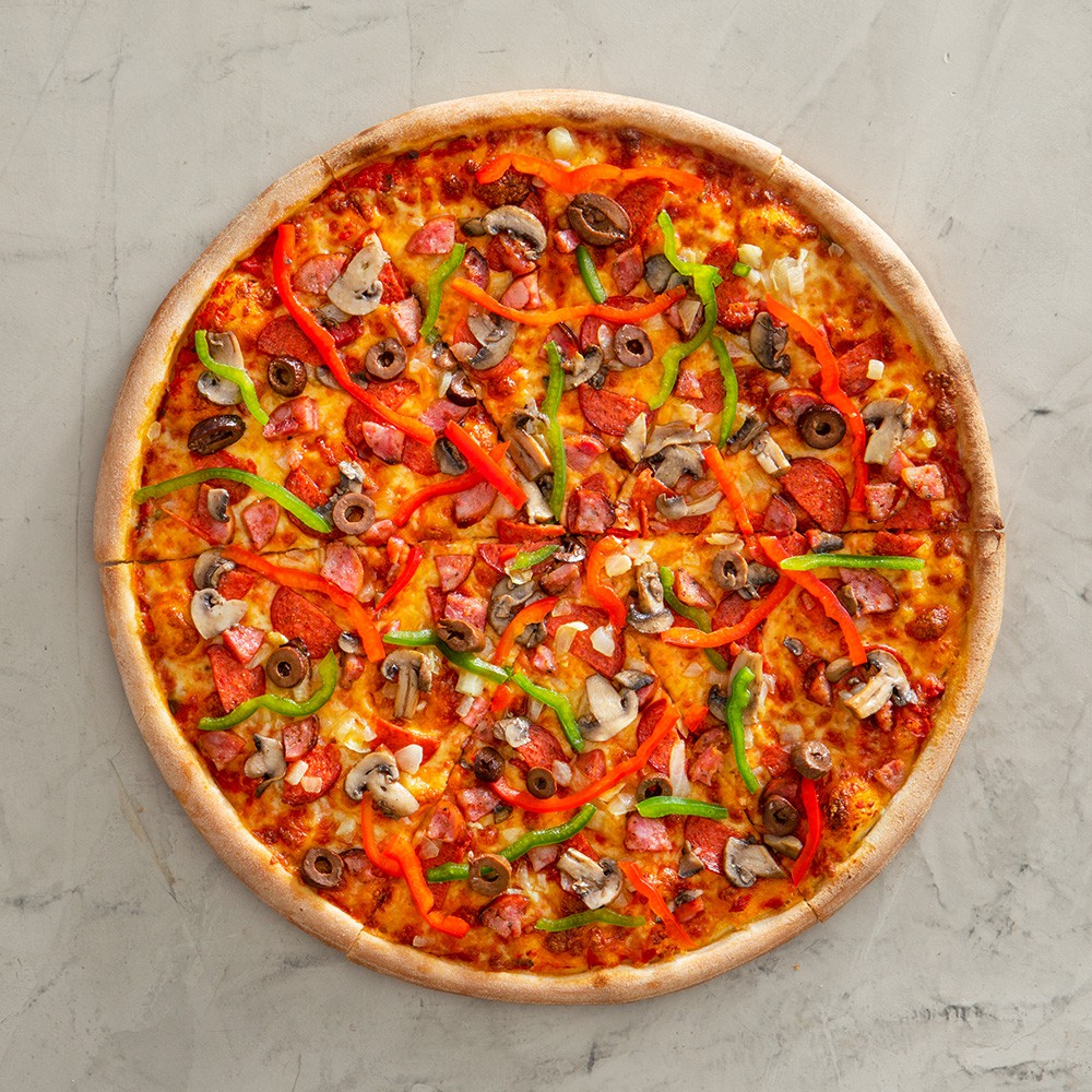 NY Supreme Pizza - Bollo de pizza, salsa de tomate, muzzarella, salchicha, pimientos rojos, pimientos verdes, cebolla, hongos, pepperoni, aceitunas